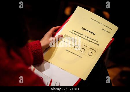 Brême, Allemagne. 10th septembre 2022. Un participant à la conférence du parti d'Etat de Brême du SPD vote sur le meilleur candidat pour l'élection d'Etat. Neuf mois avant l'élection d'Etat à Brême, le SPD a choisi son meilleur candidat. Credit: Sina Schuldt/dpa/Alay Live News Banque D'Images