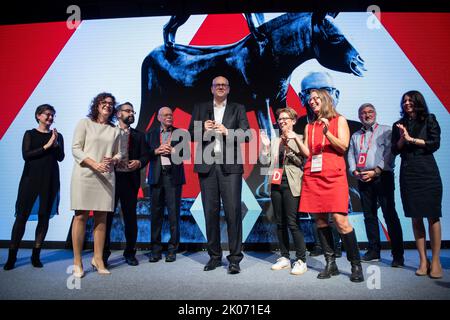 Brême, Allemagne. 10th septembre 2022. Les membres du parti félicitent Andreas Bovenschulte (SPD, M), maire de Brême, pour son élection en tant que meilleur candidat pour les élections d'État sur 14 mai 2023. Credit: Sina Schuldt/dpa/Alay Live News Banque D'Images