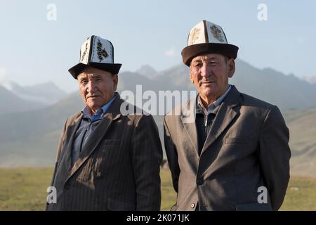 L'homme kirghize dans le paysage de montagne avec un chapeau de feutre blanc typique d'Ak-kalpak au village nomade Kyrchin dans les montagnes kirghizes pendant les Jeux du monde nomade Banque D'Images