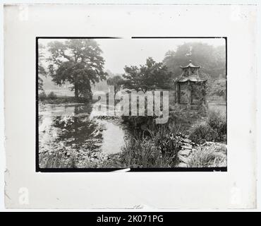 "Cliveden" Viscount Waldorf Astor House, Taplow, Buckinghamshire, Angleterre, 1925. Architecture de la maison : Sir Charles Barry, construit en 1850-1851. Paysage : William Waldorf Astor de 1893 et Norah Lindsay de 1924. Autres : Nancy Langhorne Astor et le vicomte Waldorf Astor possédaient Cliveden en 1925. Banque D'Images