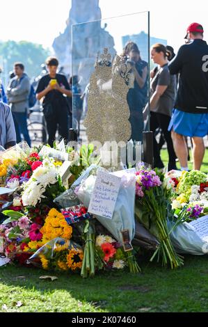 Londres Royaume-Uni 10th septembre 2022 - les foules paient leurs respects et continuent d'apporter des fleurs devant Buckingham Palace à Londres aujourd'hui après la mort de la reine Elizabeth II . Le roi Charles III a également été proclamé monarque aujourd'hui : crédit Simon Dack / Alamy Live News Banque D'Images