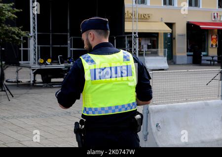 Malmo /Suède/10 septembre 2022/Demockarterna suédois le jour de la dernière campagne électorale parlementaire le jour de la campagne électorale la police suédoise se tient à côté du protact sverigedemokratera peut tenir la dernière réunion de campagne à Malmo , ville du sud de la Suède. (Photo..Francis Joseph Dean/Dean Pictures. Banque D'Images