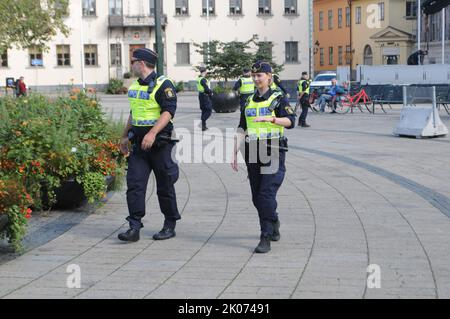 Malmo /Suède/10 septembre 2022/Demockarterna suédois le jour de la dernière campagne électorale parlementaire le jour de la campagne électorale la police suédoise se tient à côté du protact sverigedemokratera peut tenir la dernière réunion de campagne à Malmo , ville du sud de la Suède. (Photo..Francis Joseph Dean/Dean Pictures. Banque D'Images