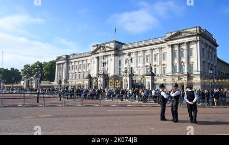 Londres Royaume-Uni 10th septembre 2022 - les foules paient leurs respects et continuent d'apporter des fleurs devant Buckingham Palace à Londres aujourd'hui après la mort de la reine Elizabeth II . Le roi Charles III a également été proclamé monarque aujourd'hui : crédit Simon Dack / Alamy Live News Banque D'Images