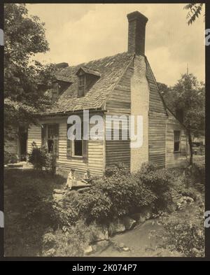 La vieille maison de Hill, déchirée en 1928, Scott Hill, Falmouth, 1928. La photo montre un vieux bâtiment avec des bardeaux en bois sur le toit, montrant également des dormeurs et une cheminée; deux garçons assis sur une dalle de pierre devant la maison, au-dessus d'un ruisseau. Autrefois, la vieille maison de Frank Hill à Scott's Hill, Falmouth, Virginie. Banque D'Images