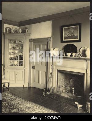 Belmont, salle à manger mantel, entre 1925 et 1929. La photo montre une vue intérieure d'une salle à manger avec cheminée, mantel, porte, et placard d'angle à Belmont, Virginie. Banque D'Images