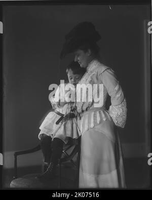 Mme Roosevelt, Quentin, 1902. La photo montre le portrait de la deuxième femme du président Theodore Roosevelt, Edith Kermit Carow Roosevelt, debout à côté de leur fils, Quentin. [Deuxième épouse du Président Theodore Roosevelt avec son fils qui a été tué pendant la première Guerre mondiale]. Banque D'Images