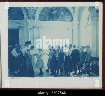 Un voyage sur le terrain à la Bibliothèque du Congrès, (1899?). La photographie montre les élèves qui écrivent dans des carnets pendant qu'un enseignant regarde. Banque D'Images