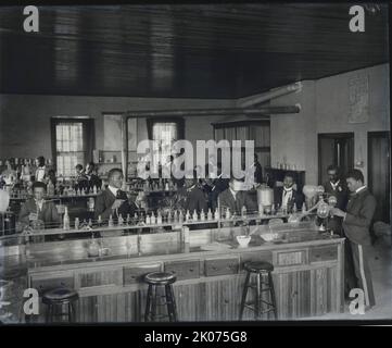 Laboratoire de chimie à l'Institut Tuskegee, c1902. La photographie montre une vue intérieure du laboratoire de chimie/salle de classe avec des étudiants de l'Institut Tuskegee, à Tuskegee, Alabama. George Washington Carver se trouve deuxième de droite, face à l'avant (encadré par une porte). Banque D'Images