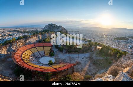 La colline de Lycabette et le théâtre en plein air au-dessus d'Athènes, Grèce Banque D'Images