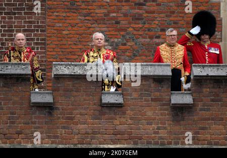 Principe Garter Roi d'armes, David Vines White (au centre) se tient après avoir lu la proclamation du nouveau Roi, au Palais de St James, à Londres, où le Roi Charles III a été officiellement proclamé monarque. Charles est automatiquement devenu roi à la mort de sa mère, mais le Conseil d'adhésion, auquel assistent les conseillers privés, confirme son rôle. Date de la photo: Samedi 10 septembre 2022. Banque D'Images