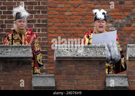 Principe Garter Roi d'armes, David Vines White (à droite) lit la proclamation du nouveau Roi à la suite de la cérémonie du Conseil d'accession au Palais Saint-James, à Londres, où le Roi Charles III est officiellement proclamé monarque. Charles est automatiquement devenu roi à la mort de sa mère, mais le Conseil d'adhésion, auquel assistent les conseillers privés, confirme son rôle. Date de la photo: Samedi 10 septembre 2022. Banque D'Images