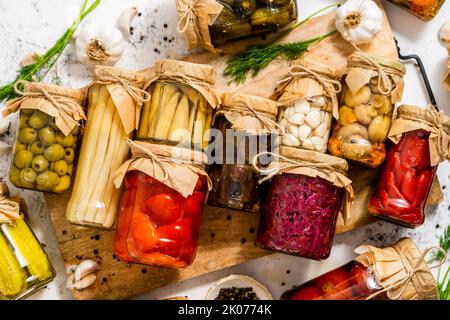 Divers types de conserves de légumes et de champignons dans des pots en verre. Banque D'Images
