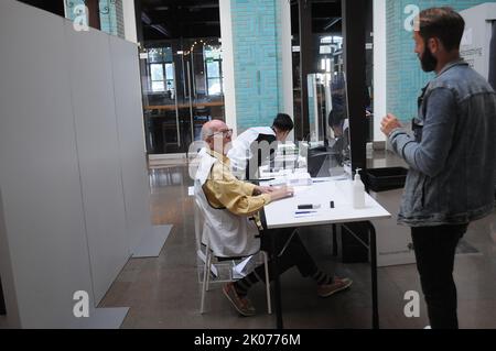 Malmo /Suède/10 septembre 2022/ les Suédois éalring voter pour les élections législatives suédoises élections législatives à malmo en Suède. (Photo..Francis Joseph Dean/Dean Pictures. Banque D'Images