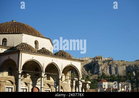 Jusqu'à la mosquée de theTzisdarakis à la place Monastiraki vers la colline de l'Acropole, Plaka, le Centre d'Athènes, Grèce Banque D'Images