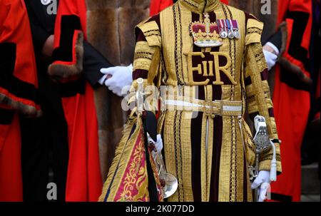 Un membre de la bande portant un uniforme de cérémonie avec le cypher royal de feu la reine Elizabeth II lors de la Proclamation d'accession du roi Charles III à l'échange royal dans la ville de Londres. Date de la photo: Samedi 10 septembre 2022. Banque D'Images