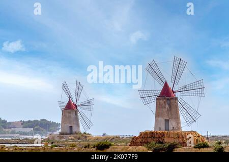 Moulins à vent, Marsala Salt Works, province de Trapani, Sicile, Italie Banque D'Images