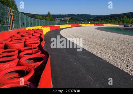 Mesure de sécurité pour la course automobile protection contre les chocs piles de pneus de couleur jaune rouge à côté du lit de gravier à l'tour 8 de l'hippodrome pour le sport automobile, FIA Formula Banque D'Images