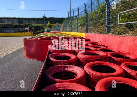 Mesure de sécurité pour la course automobile protection contre les chocs piles de pneus de couleur jaune rouge à côté du lit de gravier à l'tour 8 de l'hippodrome pour le sport automobile, FIA Formula Banque D'Images