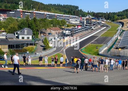 Les participants du Trackday visitent la courbe de courage dangereuse d'eau Rouge Obtenez des informations de la visite guidée du circuit de Formule 1 de la FIA, circuit de Spa Banque D'Images