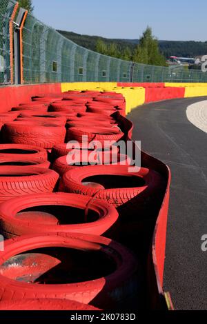 Mesure de sécurité pour la course automobile protection contre les chocs piles de pneus de couleur jaune rouge à côté du lit de gravier à l'tour 8 de l'hippodrome pour le sport automobile, FIA Formula Banque D'Images