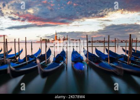 Gondoles devant la Piazzetta sur la lagune à la place Saint-Marc au lever du soleil, île San Giorgio à l'arrière, Venise, Italie Banque D'Images