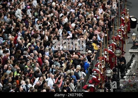 Les gens assistent à la lecture de la Proclamation d'accession du roi Charles III à l'échange royal de la ville de Londres. Date de la photo: Samedi 10 septembre 2022. Banque D'Images