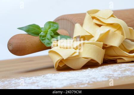 Pappardelles, larges nouilles au ruban italien avec pâte à pain, pâtes Banque D'Images