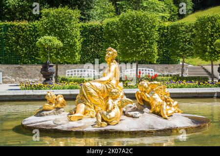 Fontaine dorée en face du palais de Linderhof, Ettal, haute-Bavière, Bavière, Allemagne Banque D'Images