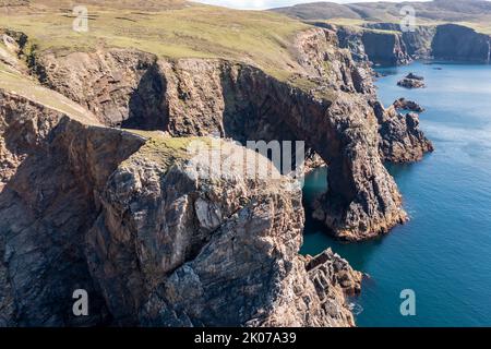 Vue aérienne des falaises près du phare sur l'île d'Arranmore dans le comté de Donegal, Irlande. Banque D'Images