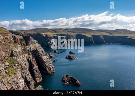 Vue aérienne des falaises près du phare sur l'île d'Arranmore dans le comté de Donegal, Irlande. Banque D'Images