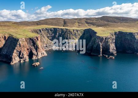 Vue aérienne des falaises près du phare sur l'île d'Arranmore dans le comté de Donegal, Irlande. Banque D'Images