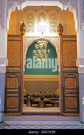 Porte traditionnelle à Riad el amine, Fès, Maroc Banque D'Images