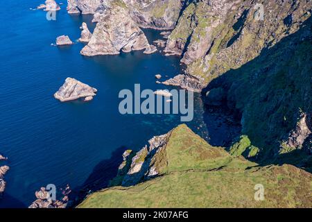 Vue aérienne des falaises près du phare sur l'île d'Arranmore dans le comté de Donegal, Irlande. Banque D'Images