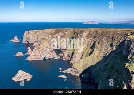 Vue aérienne des falaises près du phare sur l'île d'Arranmore dans le comté de Donegal, Irlande. Banque D'Images