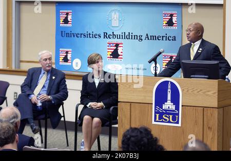 Visite du secrétaire Alphonso Jackson sur le campus de l'Université d'État de Louisiane, à Baton Rouge, en Louisiane, pour l'annonce du Partenariat pour la reconstruction des universités de l'Amérique, une initiative offrant du financement et d'autres ressources pour permettre aux étudiants et professeurs d'université, Et le personnel de prêter leurs compétences à la reconstruction de la côte du Golfe à la suite de l'ouragan Kaztrina. Parmi les fonctionnaires qui se sont joints au secrétaire Jackson à l'annonce, mentionnons le chancelier de l'Université d'État de Louisiane et l'ancien administrateur de la NASA, Sean O'Keefe, et le directeur général de la Corporation for National and Community Service, David EI Banque D'Images