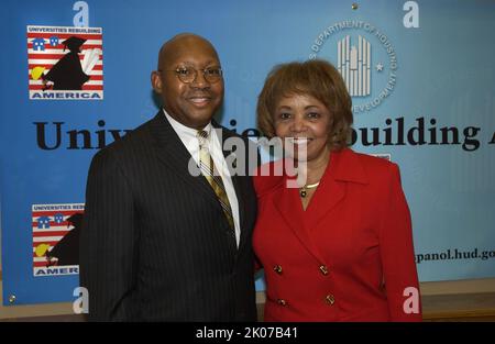 Visite du secrétaire Alphonso Jackson sur le campus de l'Université d'État de Louisiane, à Baton Rouge, en Louisiane, pour l'annonce du Partenariat pour la reconstruction des universités de l'Amérique, une initiative offrant du financement et d'autres ressources pour permettre aux étudiants et professeurs d'université, Et le personnel de prêter leurs compétences à la reconstruction de la côte du Golfe à la suite de l'ouragan Kaztrina. Parmi les fonctionnaires qui se sont joints au secrétaire Jackson à l'annonce, mentionnons le chancelier de l'Université d'État de Louisiane et l'ancien administrateur de la NASA, Sean O'Keefe, et le directeur général de la Corporation for National and Community Service, David EI Banque D'Images