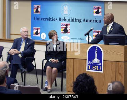 Visite du secrétaire Alphonso Jackson sur le campus de l'Université d'État de Louisiane, à Baton Rouge, en Louisiane, pour l'annonce du Partenariat pour la reconstruction des universités de l'Amérique, une initiative offrant du financement et d'autres ressources pour permettre aux étudiants et professeurs d'université, Et le personnel de prêter leurs compétences à la reconstruction de la côte du Golfe à la suite de l'ouragan Kaztrina. Parmi les fonctionnaires qui se sont joints au secrétaire Jackson à l'annonce, mentionnons le chancelier de l'Université d'État de Louisiane et l'ancien administrateur de la NASA, Sean O'Keefe, et le directeur général de la Corporation for National and Community Service, David EI Banque D'Images