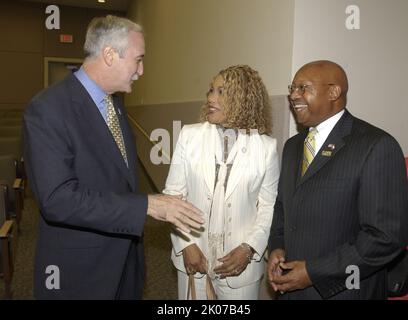 Visite du secrétaire Alphonso Jackson sur le campus de l'Université d'État de Louisiane, à Baton Rouge, en Louisiane, pour l'annonce du Partenariat pour la reconstruction des universités de l'Amérique, une initiative offrant du financement et d'autres ressources pour permettre aux étudiants et professeurs d'université, Et le personnel de prêter leurs compétences à la reconstruction de la côte du Golfe à la suite de l'ouragan Kaztrina. Parmi les fonctionnaires qui se sont joints au secrétaire Jackson à l'annonce, mentionnons le chancelier de l'Université d'État de Louisiane et l'ancien administrateur de la NASA, Sean O'Keefe, et le directeur général de la Corporation for National and Community Service, David EI Banque D'Images