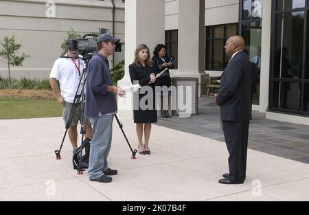 Visite du secrétaire Alphonso Jackson sur le campus de l'Université d'État de Louisiane, à Baton Rouge, en Louisiane, pour l'annonce du Partenariat pour la reconstruction des universités de l'Amérique, une initiative offrant du financement et d'autres ressources pour permettre aux étudiants et professeurs d'université, Et le personnel de prêter leurs compétences à la reconstruction de la côte du Golfe à la suite de l'ouragan Kaztrina. Parmi les fonctionnaires qui se sont joints au secrétaire Jackson à l'annonce, mentionnons le chancelier de l'Université d'État de Louisiane et l'ancien administrateur de la NASA, Sean O'Keefe, et le directeur général de la Corporation for National and Community Service, David EI Banque D'Images