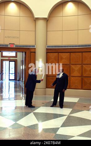 Visite du secrétaire Alphonso Jackson sur le campus de l'Université d'État de Louisiane, à Baton Rouge, en Louisiane, pour l'annonce du Partenariat pour la reconstruction des universités de l'Amérique, une initiative offrant du financement et d'autres ressources pour permettre aux étudiants et professeurs d'université, Et le personnel de prêter leurs compétences à la reconstruction de la côte du Golfe à la suite de l'ouragan Kaztrina. Parmi les fonctionnaires qui se sont joints au secrétaire Jackson à l'annonce, mentionnons le chancelier de l'Université d'État de Louisiane et l'ancien administrateur de la NASA, Sean O'Keefe, et le directeur général de la Corporation for National and Community Service, David EI Banque D'Images