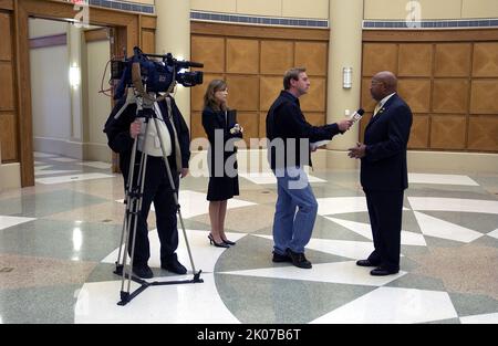 Visite du secrétaire Alphonso Jackson sur le campus de l'Université d'État de Louisiane, à Baton Rouge, en Louisiane, pour l'annonce du Partenariat pour la reconstruction des universités de l'Amérique, une initiative offrant du financement et d'autres ressources pour permettre aux étudiants et professeurs d'université, Et le personnel de prêter leurs compétences à la reconstruction de la côte du Golfe à la suite de l'ouragan Kaztrina. Parmi les fonctionnaires qui se sont joints au secrétaire Jackson à l'annonce, mentionnons le chancelier de l'Université d'État de Louisiane et l'ancien administrateur de la NASA, Sean O'Keefe, et le directeur général de la Corporation for National and Community Service, David EI Banque D'Images