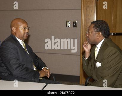 Visite du secrétaire Alphonso Jackson sur le campus de l'Université d'État de Louisiane, à Baton Rouge, en Louisiane, pour l'annonce du Partenariat pour la reconstruction des universités de l'Amérique, une initiative offrant du financement et d'autres ressources pour permettre aux étudiants et professeurs d'université, Et le personnel de prêter leurs compétences à la reconstruction de la côte du Golfe à la suite de l'ouragan Kaztrina. Parmi les fonctionnaires qui se sont joints au secrétaire Jackson à l'annonce, mentionnons le chancelier de l'Université d'État de Louisiane et l'ancien administrateur de la NASA, Sean O'Keefe, et le directeur général de la Corporation for National and Community Service, David EI Banque D'Images