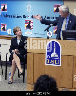 Visite du secrétaire Alphonso Jackson sur le campus de l'Université d'État de Louisiane, à Baton Rouge, en Louisiane, pour l'annonce du Partenariat pour la reconstruction des universités de l'Amérique, une initiative offrant du financement et d'autres ressources pour permettre aux étudiants et professeurs d'université, Et le personnel de prêter leurs compétences à la reconstruction de la côte du Golfe à la suite de l'ouragan Kaztrina. Parmi les fonctionnaires qui se sont joints au secrétaire Jackson à l'annonce, mentionnons le chancelier de l'Université d'État de Louisiane et l'ancien administrateur de la NASA, Sean O'Keefe, et le directeur général de la Corporation for National and Community Service, David EI Banque D'Images