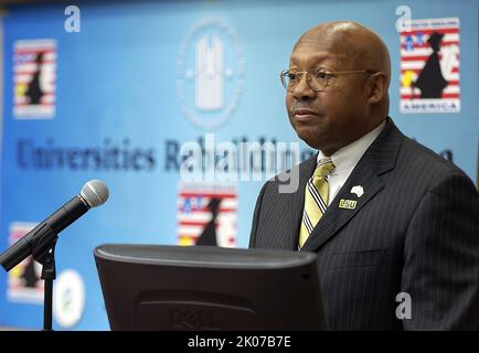 Visite du secrétaire Alphonso Jackson sur le campus de l'Université d'État de Louisiane, à Baton Rouge, en Louisiane, pour l'annonce du Partenariat pour la reconstruction des universités de l'Amérique, une initiative offrant du financement et d'autres ressources pour permettre aux étudiants et professeurs d'université, Et le personnel de prêter leurs compétences à la reconstruction de la côte du Golfe à la suite de l'ouragan Kaztrina. Parmi les fonctionnaires qui se sont joints au secrétaire Jackson à l'annonce, mentionnons le chancelier de l'Université d'État de Louisiane et l'ancien administrateur de la NASA, Sean O'Keefe, et le directeur général de la Corporation for National and Community Service, David EI Banque D'Images