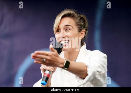 Vicky McClure, la star de Line of Duty, se joint à des centaines de personnes à la marche de mémoire de collecte de fonds de la Société Alzheimer, au parc Wollaton de Nottingham. C'est la participation de 12th ans de Vicky, en souvenir de sa grand-mère Iris, qui a vécu avec la démence avant sa mort en 2015. Date de la photo: Samedi 10 septembre 2022. Banque D'Images