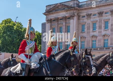 Royaume-Uni, Londres - 29 juillet 2022 : soldats à cheval à la relève de la garde devant le Palais royal de Buckingham. Banque D'Images