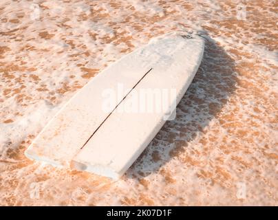 Une planche de surf cassée sur le sable à la plage. Concept de surf Banque D'Images