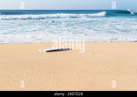 Une planche de surf cassée sur le sable à la plage. Concept de surf Banque D'Images