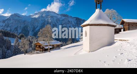 Gerstruben, un ancien village agricole de montagne dans la vallée de Dietersbachtal près d'Oberstdorf, avec le Himmelschrofen derrière lui, 1791m, Alpes d'Allgaeu Banque D'Images